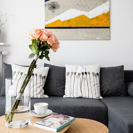 M&R Apartament Airport&Business Premium Komputerowa - Underground Garage - Free Wifi - Netflix - Self Check-In - 5 Min From Chopin Airport 바르샤바 외부 사진