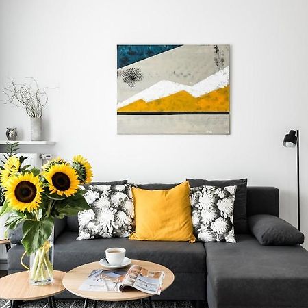 M&R Apartament Airport&Business Premium Komputerowa - Underground Garage - Free Wifi - Netflix - Self Check-In - 5 Min From Chopin Airport 바르샤바 외부 사진
